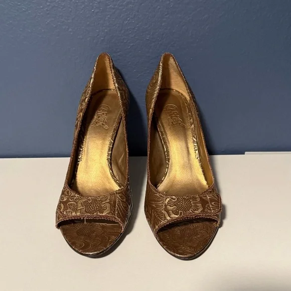 Carlos Santana Brown With Gold Embossed Floral Design Peep Toes Size 10 - Picture 2 of 8